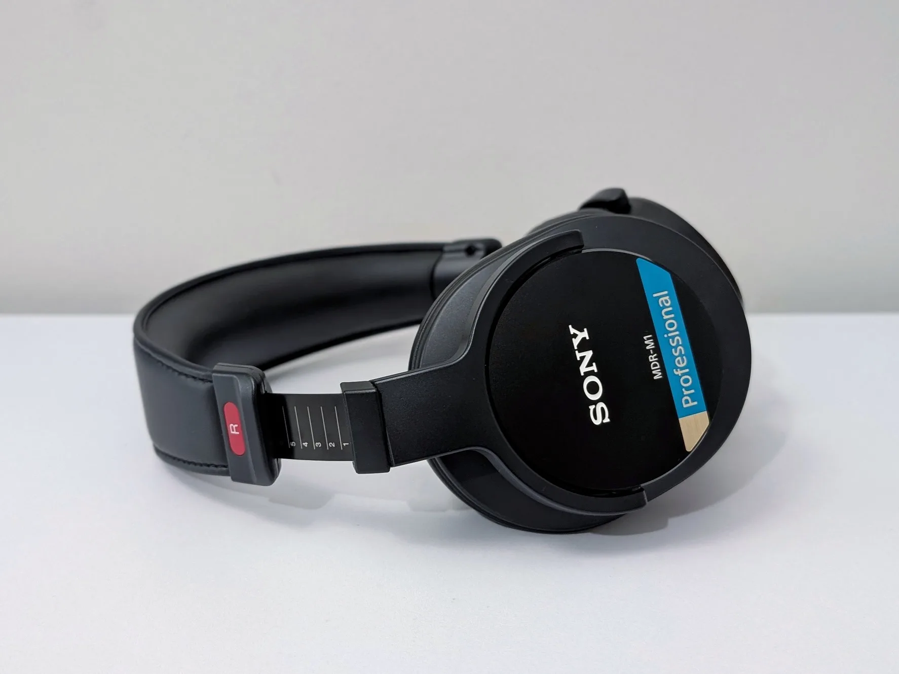 Sony MDR-M1 studio headphones under review - Headphone Corner