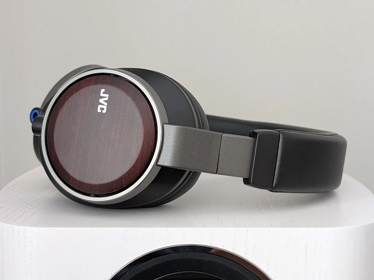 JVC HA-SW02: Sound from birch veneer soaked in sake wine