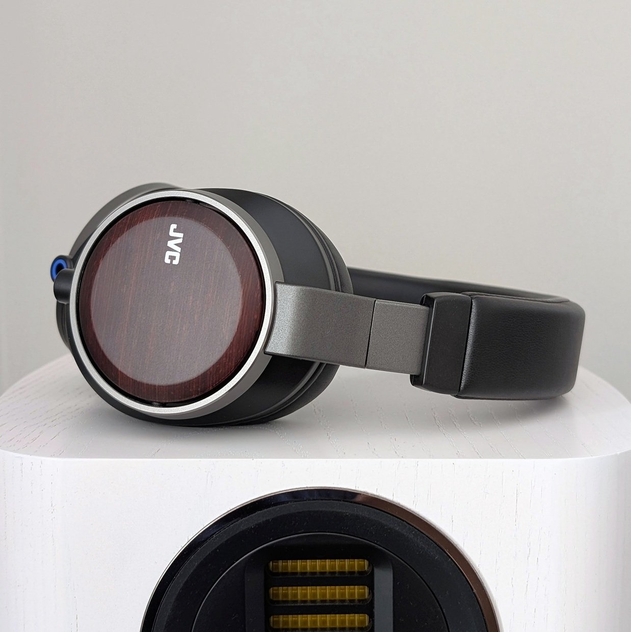 JVC HA-SW02: Sound from birch veneer soaked in sake wine
