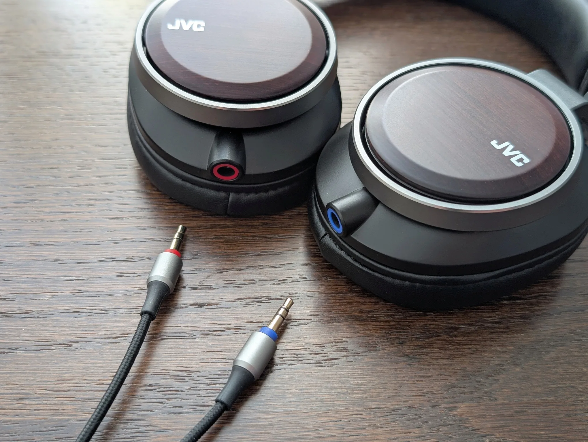 JVC HA-SW02: Sound from birch veneer soaked in sake wine