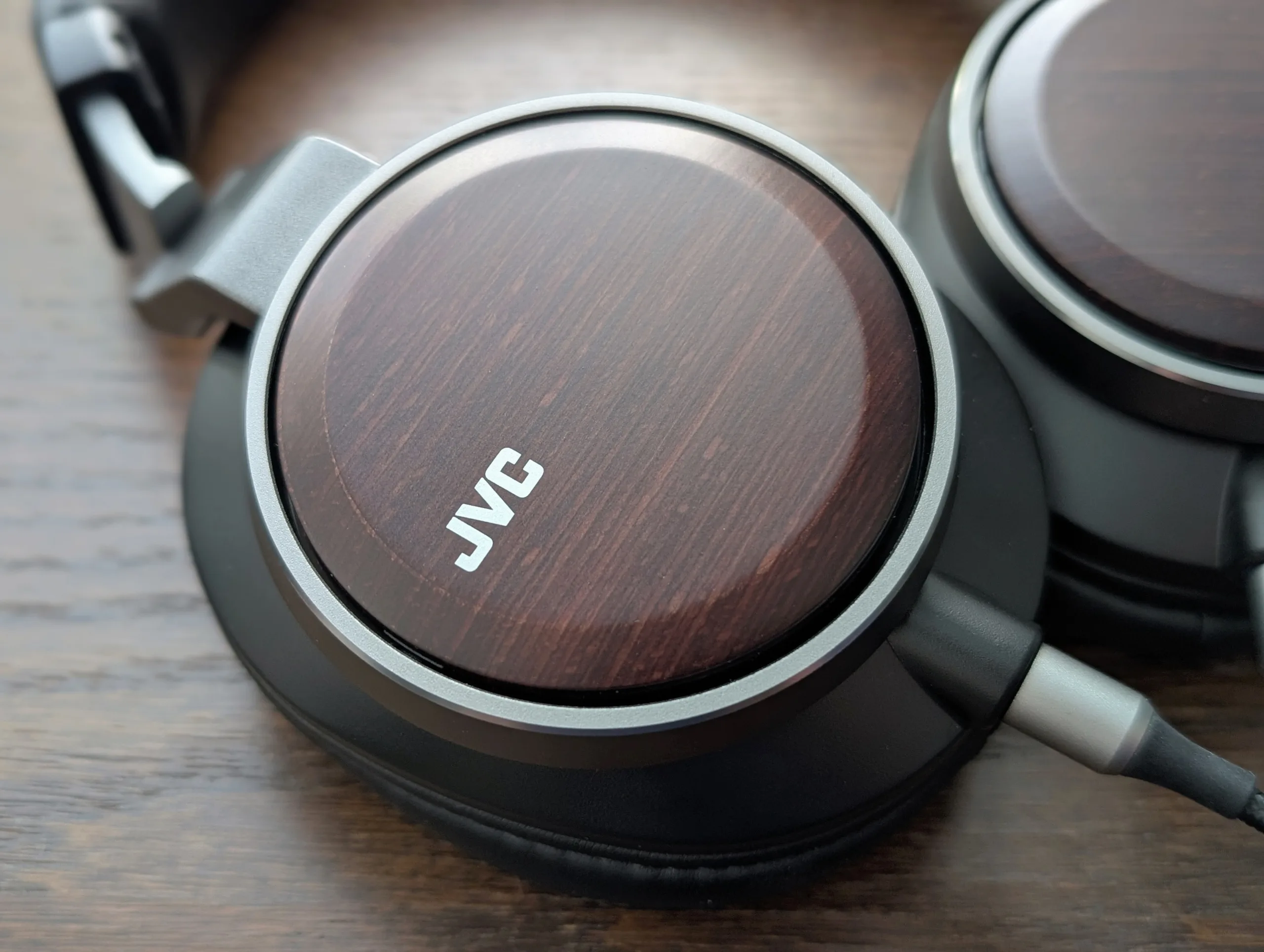 JVC HA-SW02: Sound from birch veneer soaked in sake wine