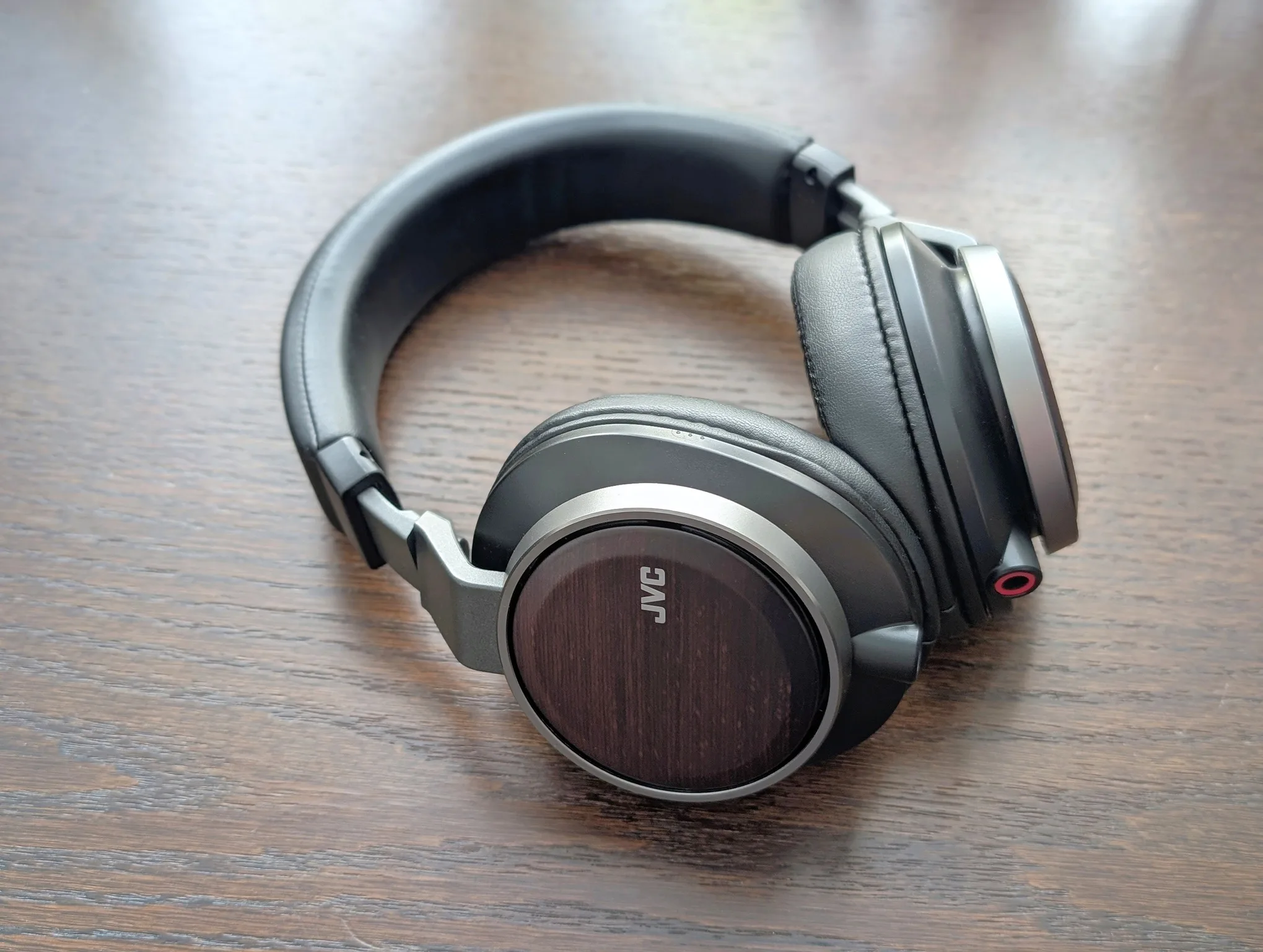 JVC HA-SW02: Sound from birch veneer soaked in sake wine