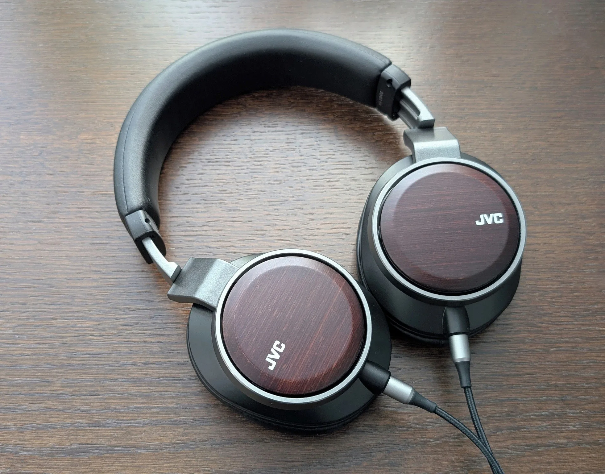 JVC HA-SW02: Sound from birch veneer soaked in sake wine